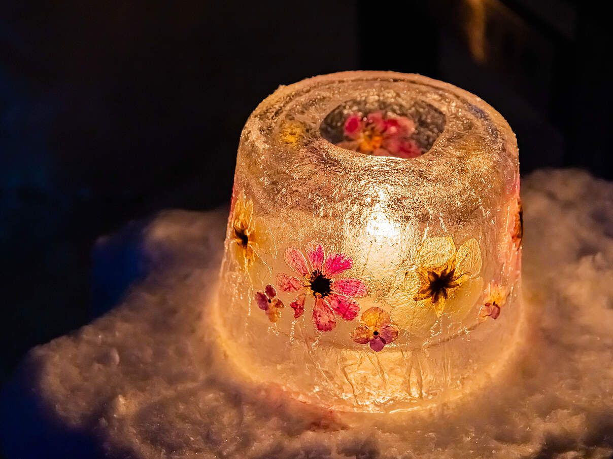Eislaterne mit Blumen