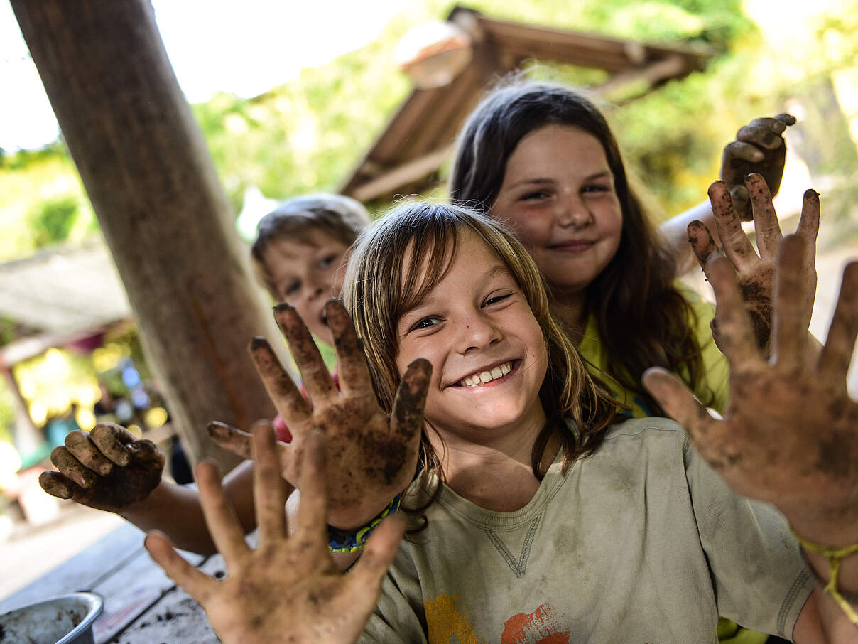 Kinder mit schmutzigen Händen © Peter Jelinek / WWF