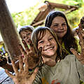 Kinder mit schmutzigen Händen © Peter Jelinek / WWF