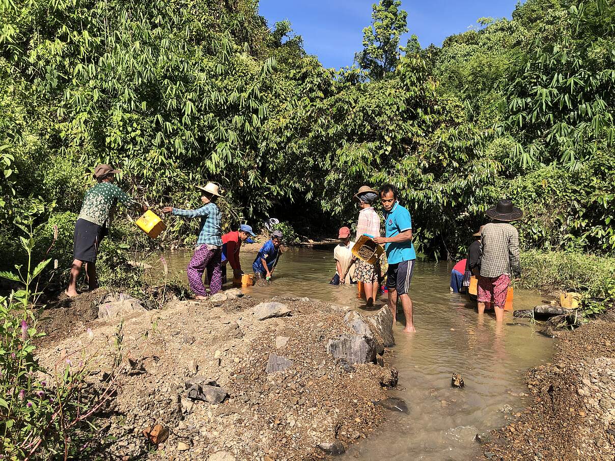 Die Dorfbewohner:innen bereiten die Wasserquellen für die Elefanten vor.