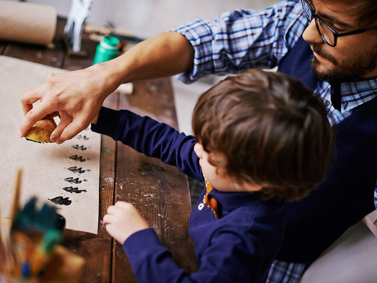 Geschenkpapier selbst basteln © shironosov / iStock / Getty Images