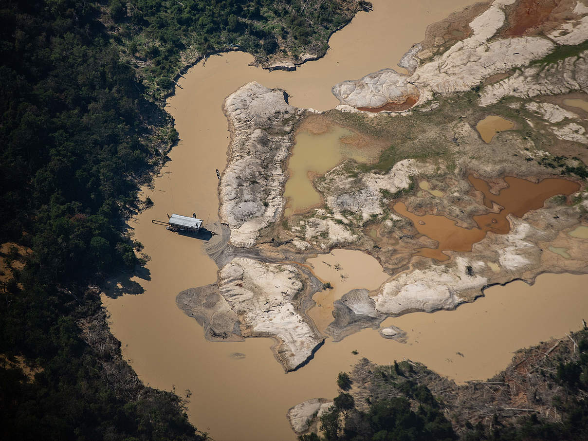 Mit Quecksilber verunreinigte Sedimente aus Goldminen fließen in den Tapajós-Fluss © Chris Ratcliffe / WWF-UK