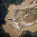 Mit Quecksilber verunreinigte Sedimente aus Goldminen fließen in den Tapajós-Fluss © Chris Ratcliffe / WWF-UK