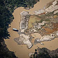 Mit Quecksilber verunreinigte Sedimente aus Goldminen fließen in den Tapajós-Fluss © Chris Ratcliffe / WWF-UK