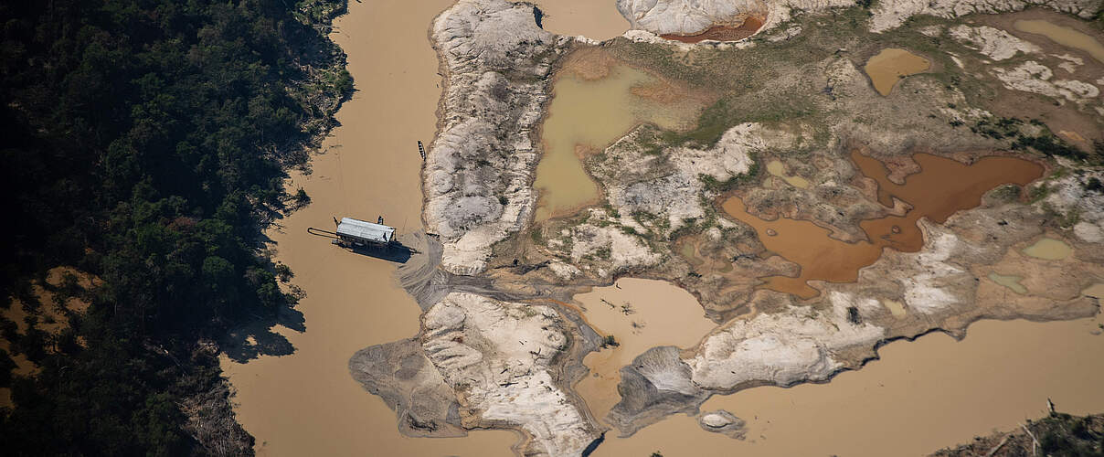 Mit Quecksilber verunreinigte Sedimente aus Goldminen fließen in den Tapajós-Fluss © Chris Ratcliffe / WWF-UK
