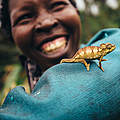 Frau mit Chamaeleon © Jonathan Caramanus / Green Renaissance / WWF UK