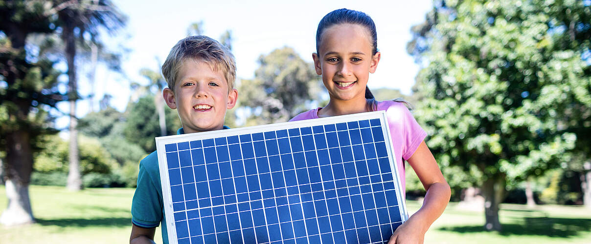 Kinder halten ein Solar-Panel 