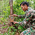 Ranger installiert Kamerafalle © James Morgan / WWF