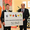 Petition gegen Lebensmittelverschwendung: WWF-Vorstand Christoph Heinrich überreicht Landwirtschaftsminister Christian Schmidt symbolisch 52.000 Stimmen © Robert Günther / WWF