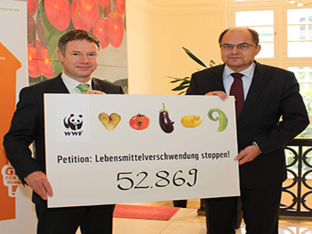 Petition gegen Lebensmittelverschwendung: WWF-Vorstand Christoph Heinrich überreicht Landwirtschaftsminister Christian Schmidt symbolisch 52.000 Stimmen © Robert Günther / WWF