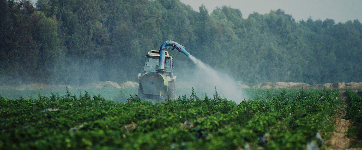 Feld wird mit Pestiziden besprüht © Michel Gunther / WWF