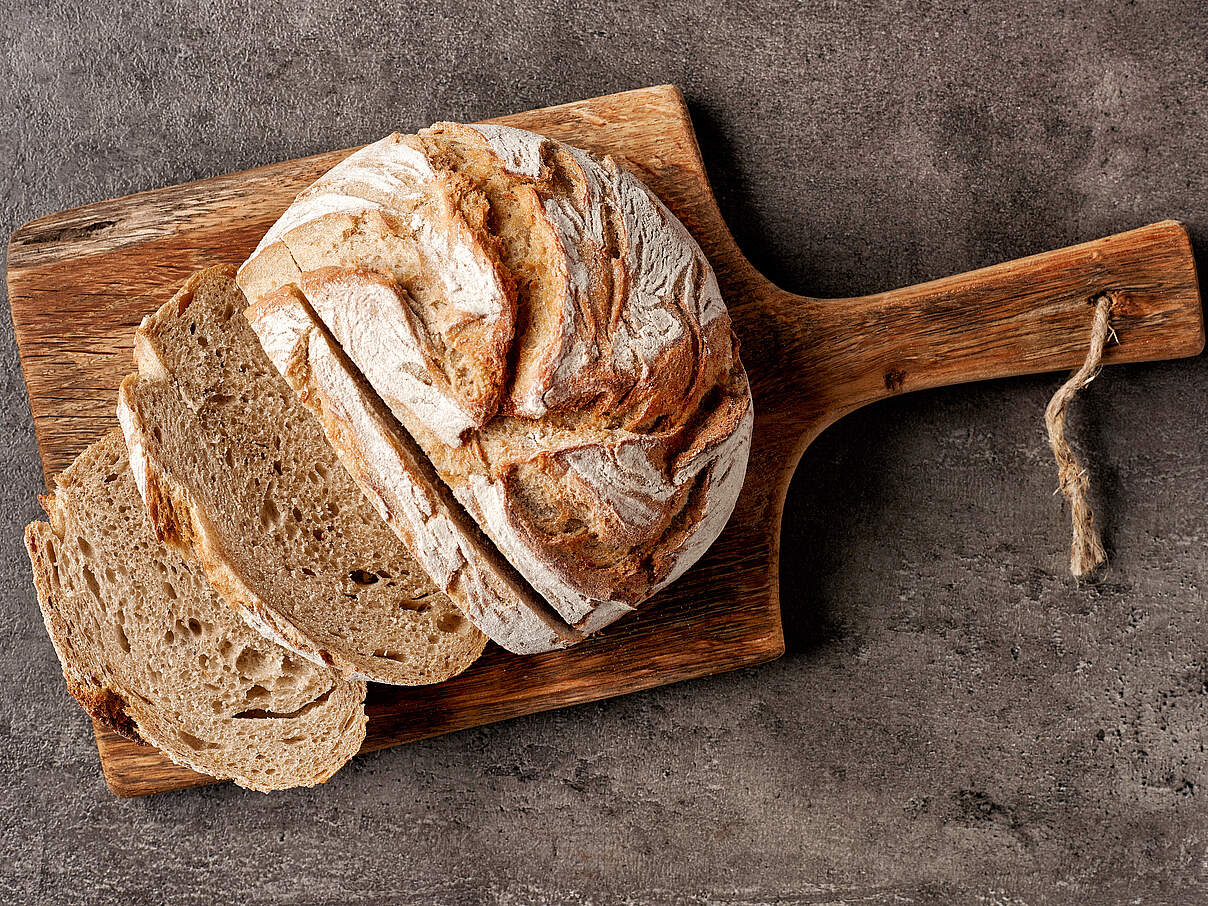 Brot auf einem Schneidebrett 