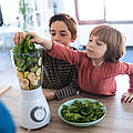 Kinder mixen einen Smoothie