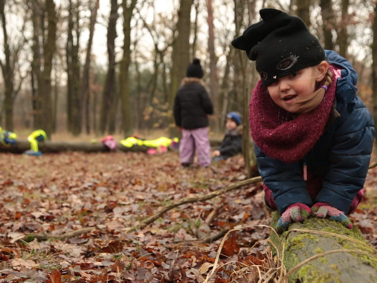 Ein Kind beim unmittelbaren Erleben der Natur © WWF