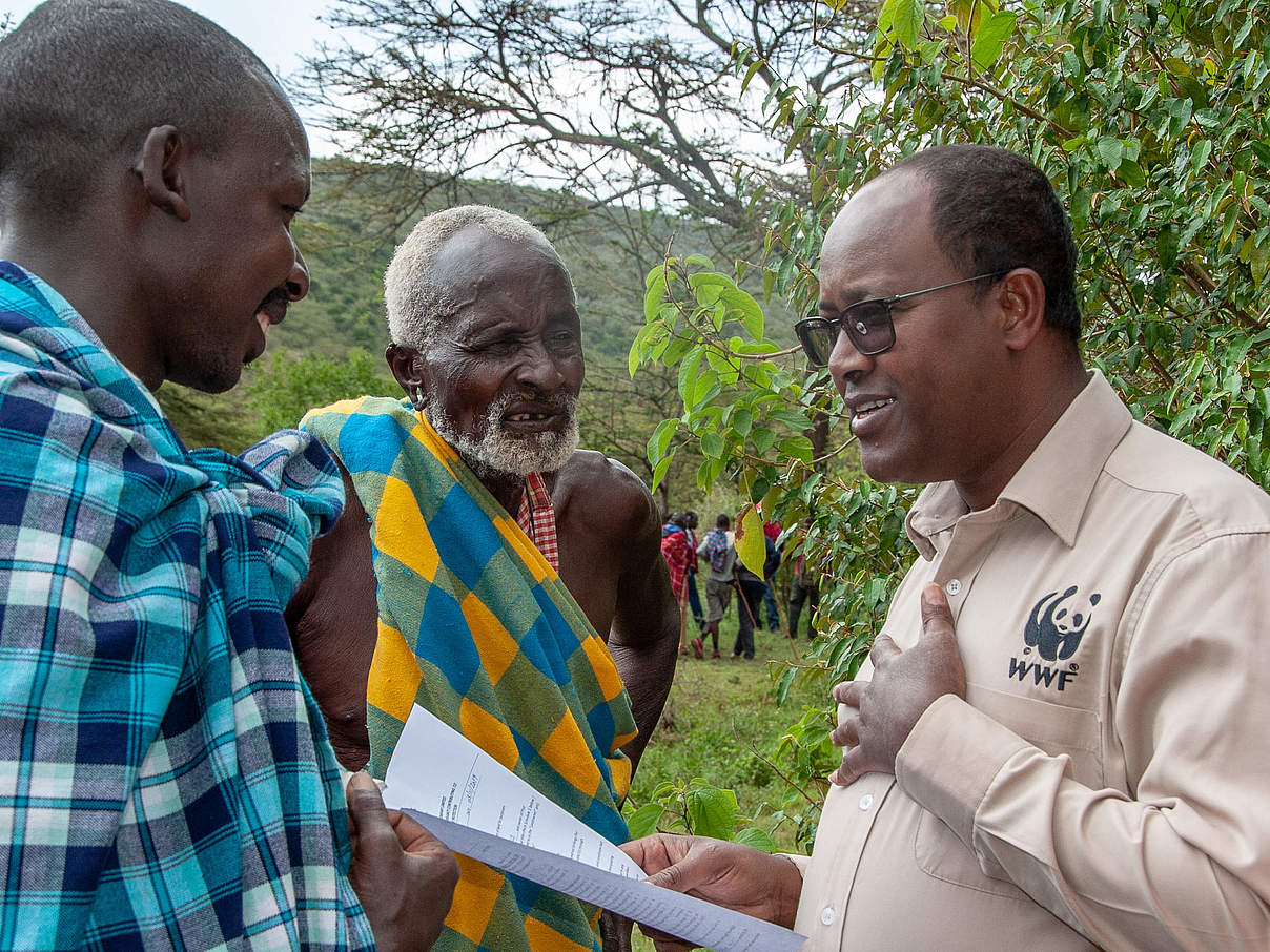 Gespräch und Diskussion der Landeigentümer mit WWF-Mitarbeitern © WWF Kenia
