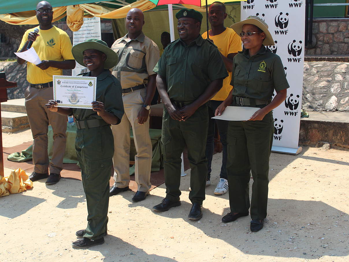 Wildhüterin Ruth bekommt eine Urkunde für ihre Verdienste © WWF Simbabwe Wildhüterin Ruth bekommt eine Urkunde für ihre Verdienste © WWF Simbabwe
