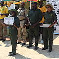 Wildhüterin Ruth bekommt eine Urkunde für ihre Verdienste © WWF Simbabwe