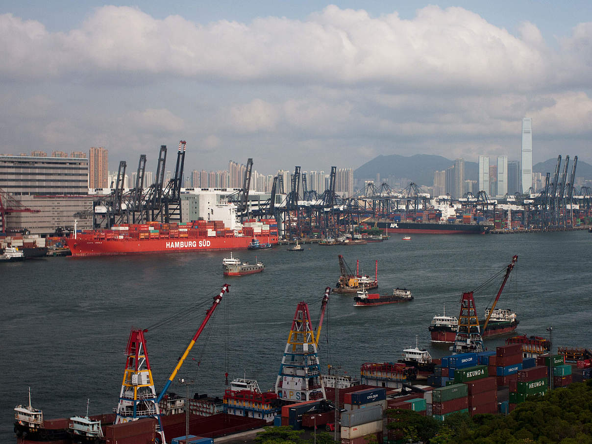 Containerschiff Hamburg Süd © Chai / WWF Hong Kong