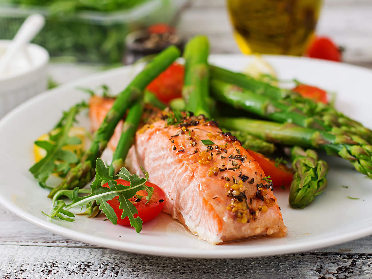 Lachsfilet mit Gemüse © Getty Images