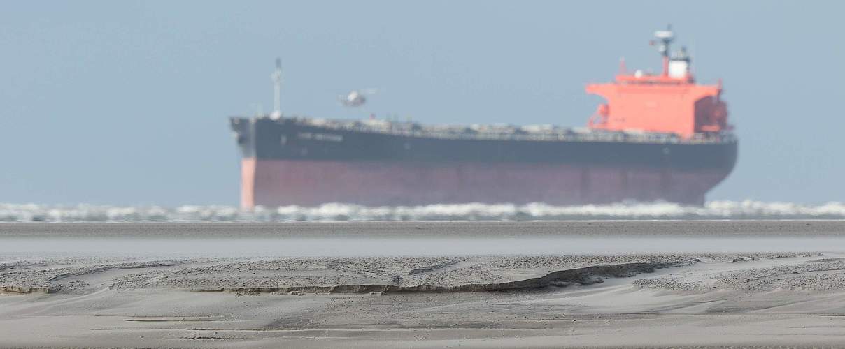 Wattenmeer Schiff vor Langeoog © Klemens Karkow