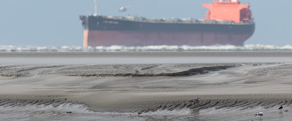 Wattenmeer Schiff vor Langeoog © Klemens Karkow