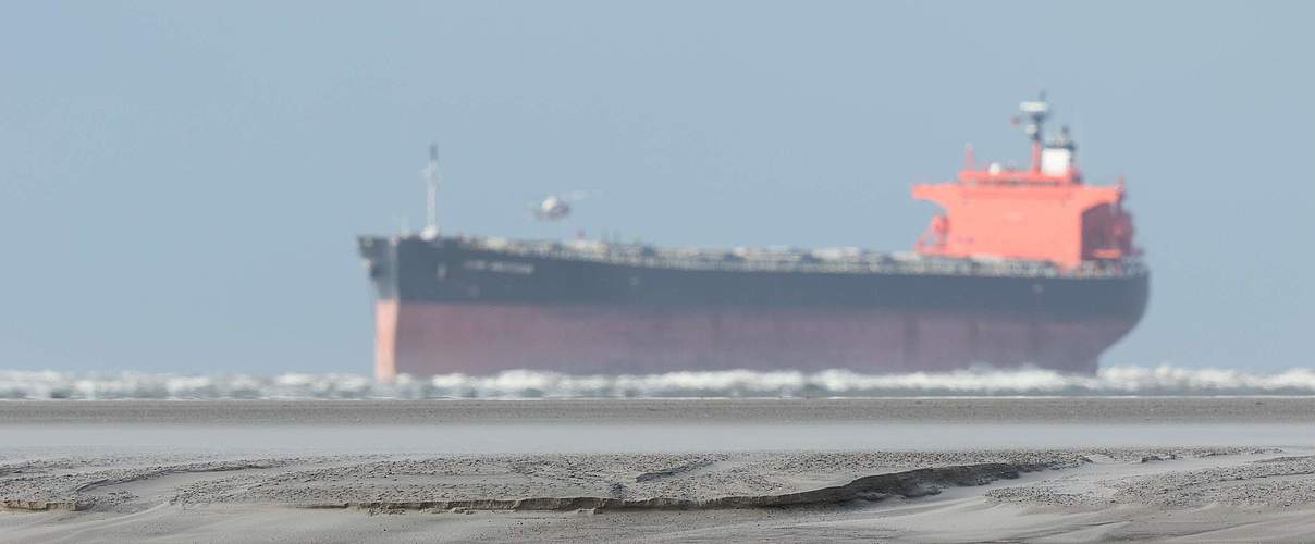 Wattenmeer Schiff vor Langeoog © Klemens Karkow