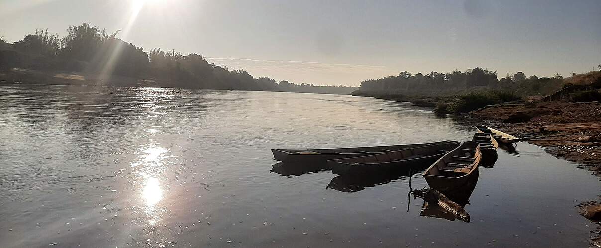 Fischereiboote an einem Fluss in Laos