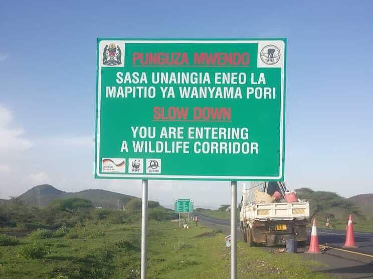 Schild, wo auf Wanderkorridore in Kenia für Wildtiere hingewiesen wird.