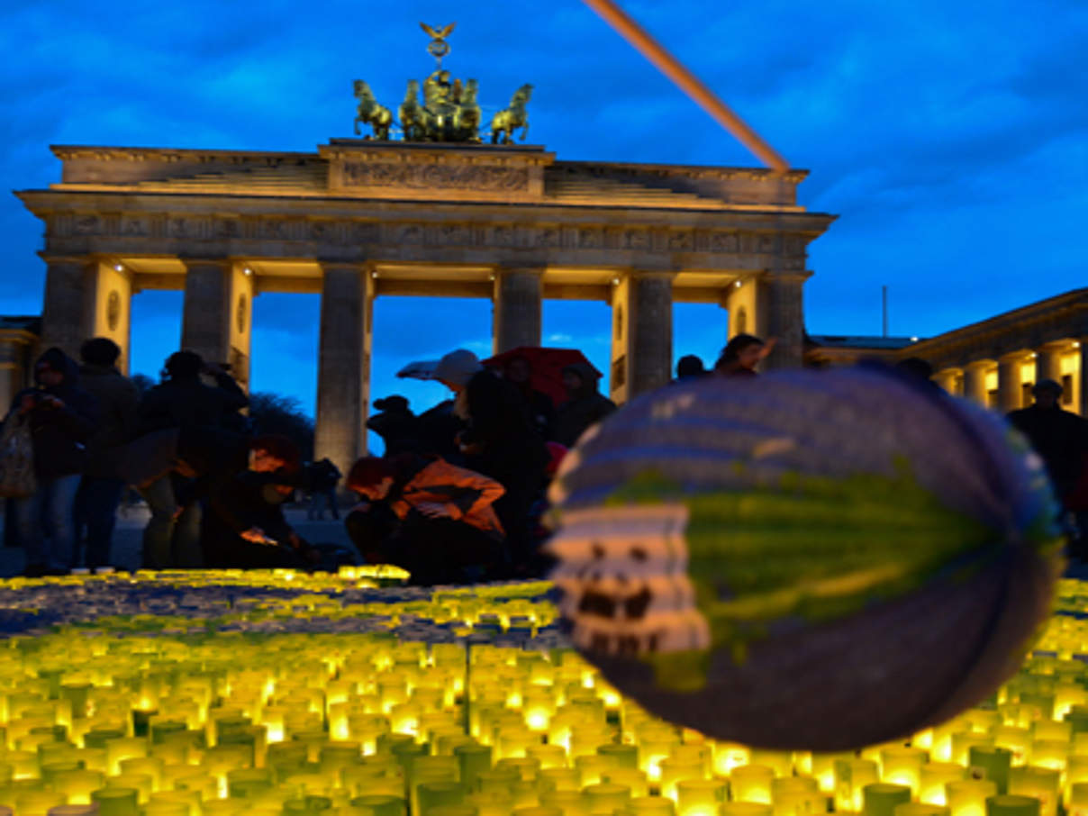 350 Earth Hour Brandenburger Tor mit Laterne c Peter Jelinek WWF Earth Hour am Brandenburger Tor in Berlin © Peter Jelinek / WWF