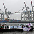 Elbvertiefung ist Steuerverschwendung: WWF, NABU und BUND versenken symbolisch einen Geldschein in der Elbe © Axel Heimken / WWF