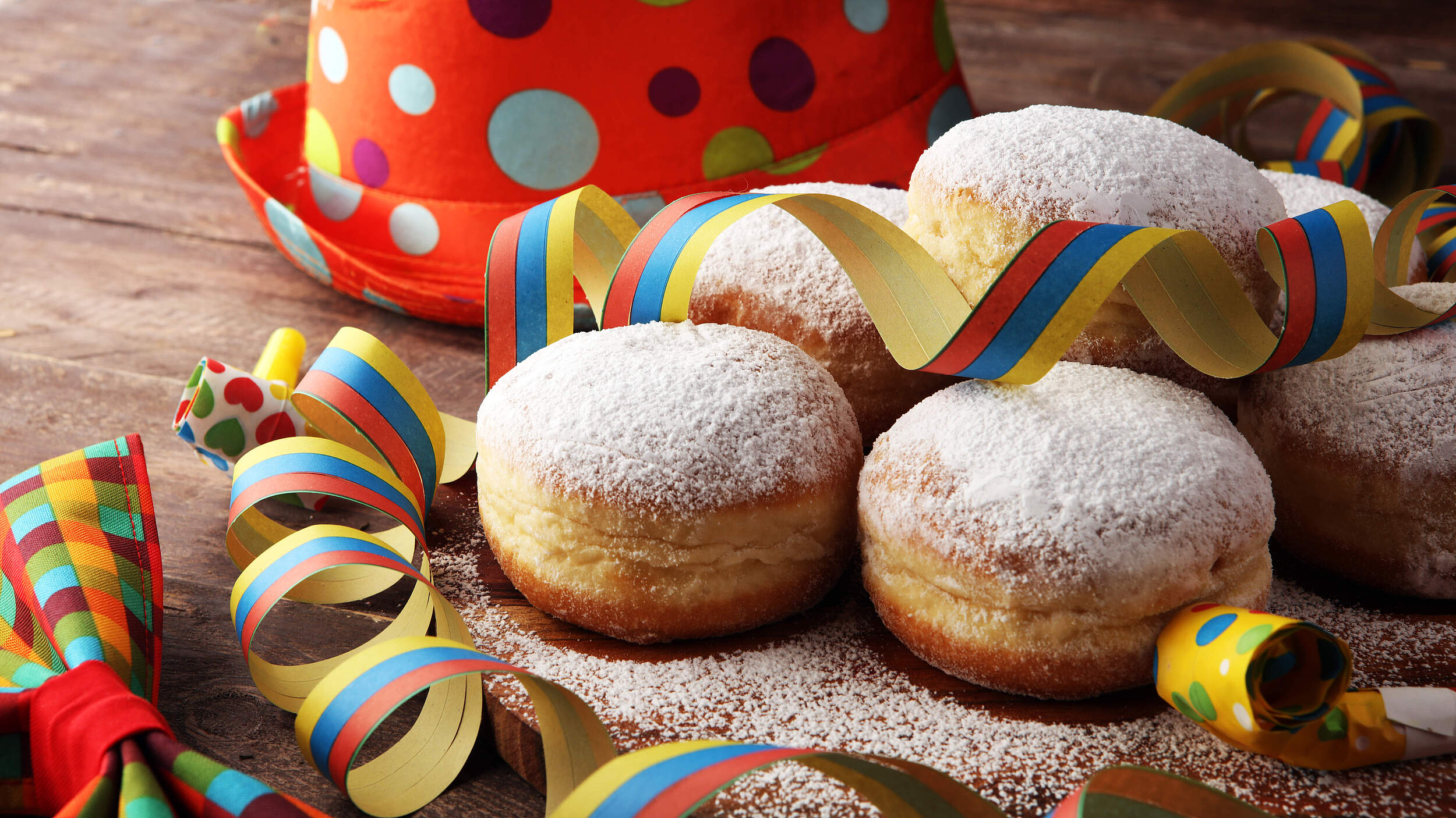 Karneval-Krapfen und Luftschlangen