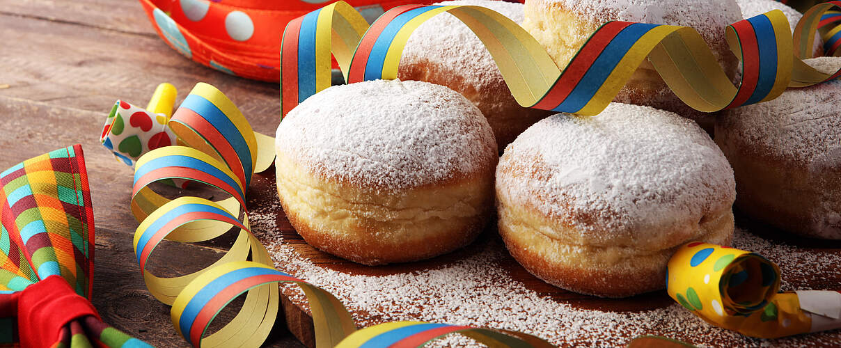 Karneval-Krapfen und Luftschlangen