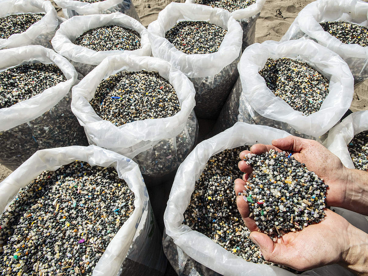 Mikroplastik am Strand von Cornwall © Sam Hobson / WWF UK