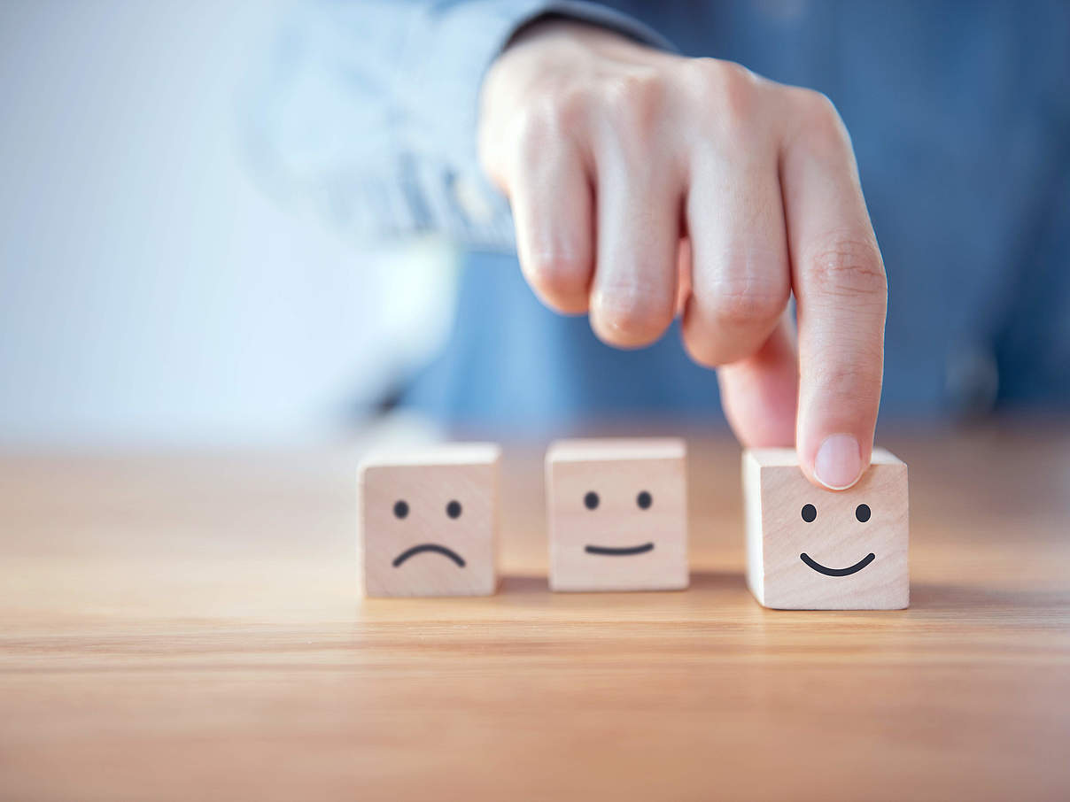 Drei Würfel mit Smileys © GettyImages