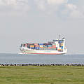 Container auf der Elbe © Claudia Stocksieker / WWF