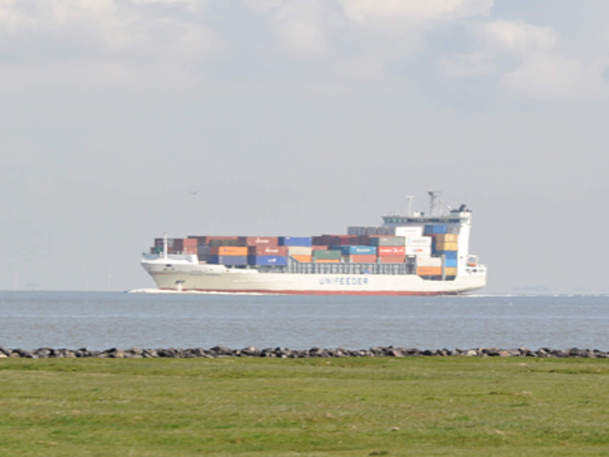Container auf der Elbe © Claudia Stocksieker / WWF