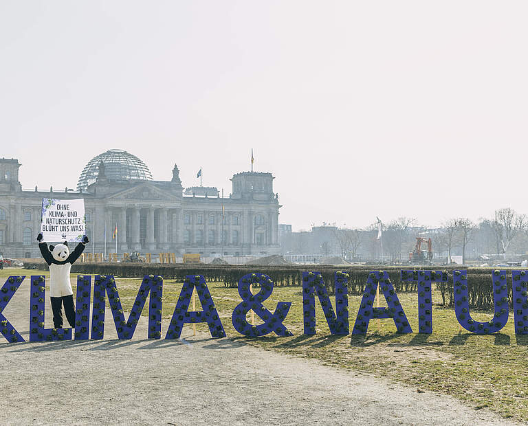 Aktion Bundestag: Vergesst Klima- und Naturschutz nicht © Marlene Gawrisch / WWF