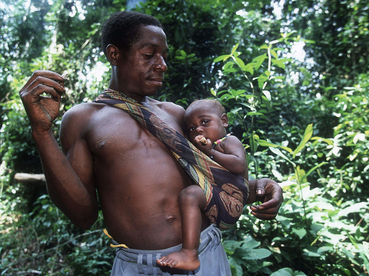 Baka-Vater mit Baby © Martin Harvey / WWF