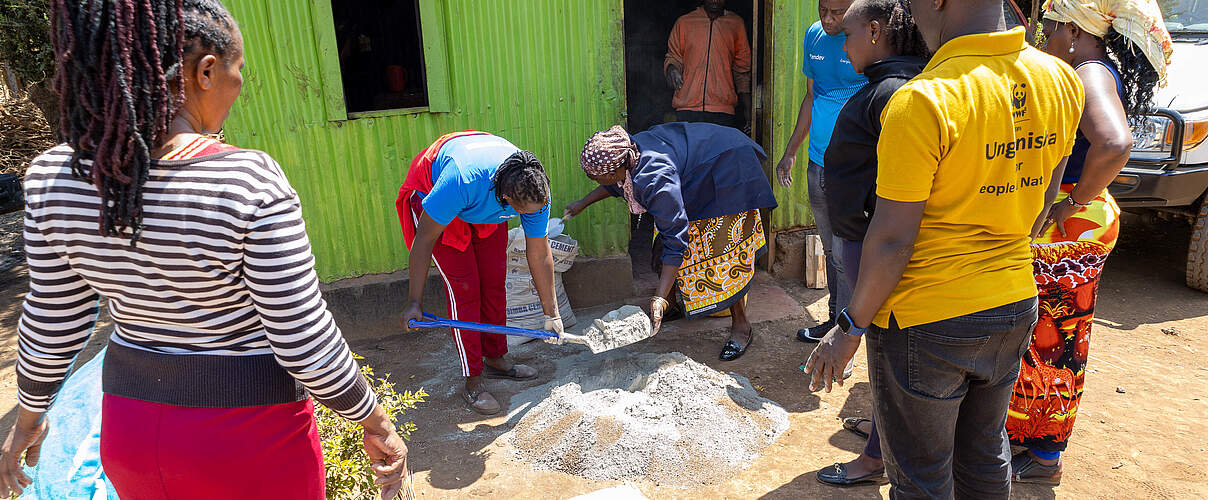 Frauen bereiten die Materialien für den Bau eines modernen Ofens vor © WWF Kenia