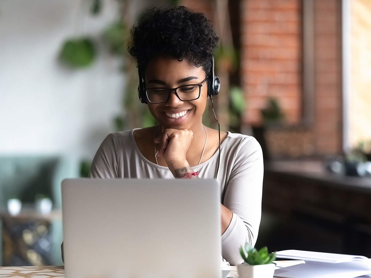 Eine Frau arbeitet am Laptop. © fizkes/ iStock / GettyImages Plus