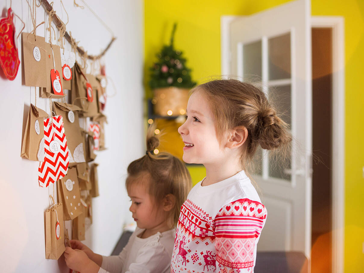 Kinder mit selbstgebasteltem Adventskalender © GettyImages Kinder mit selbstgebasteltem Adventskalender © GettyImages