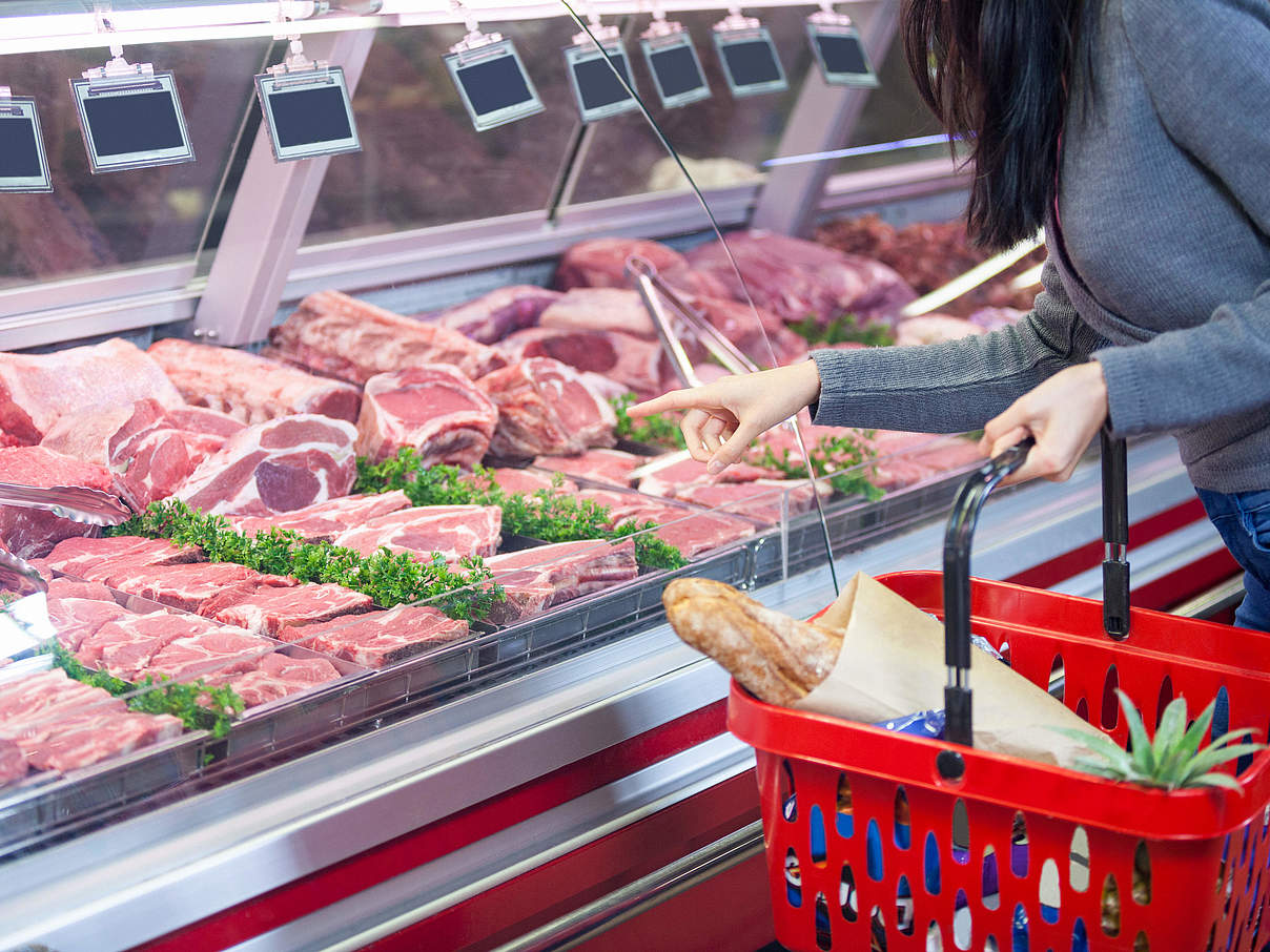 Fleischtheke im Supermarkt © iStock / GettyImages