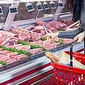 Fleischtheke im Supermarkt © iStock / GettyImages