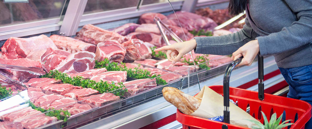 Fleischtheke im Supermarkt © iStock / GettyImages