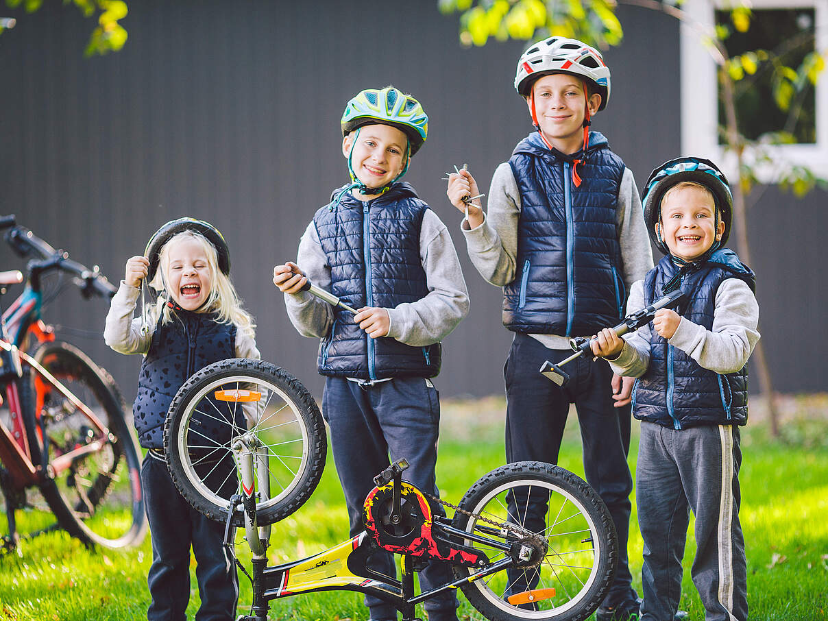 Kinder reparieren ein Fahrrad © GettyImages Kinder reparieren ein Fahrrad © GettyImages