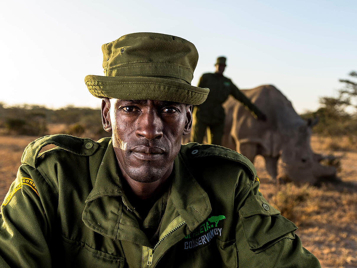 Ranger schützen ein Nashorn