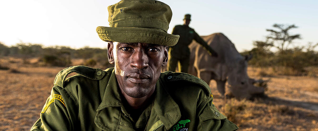 Ranger schützen ein Nashorn