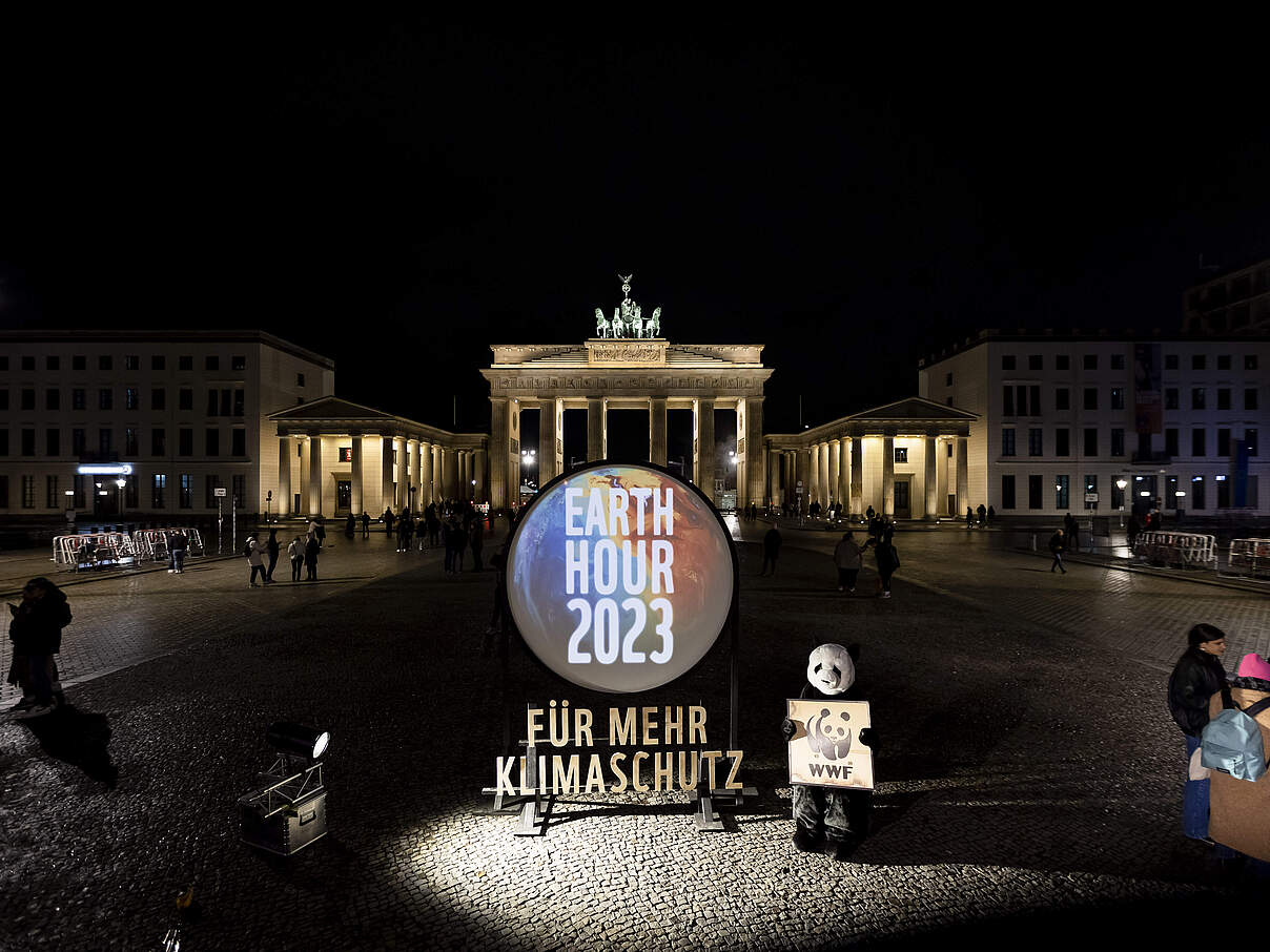 Earth Hour 2023 vor dem Brandenburger Tor © Jörg Farys / WWF