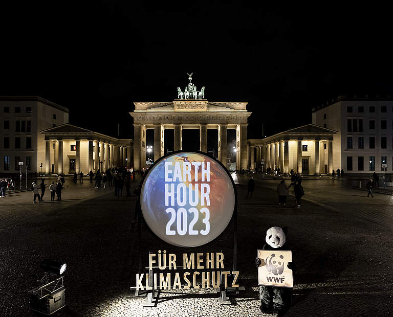 Earth Hour 2023 vor dem Brandenburger Tor © Jörg Farys / WWF