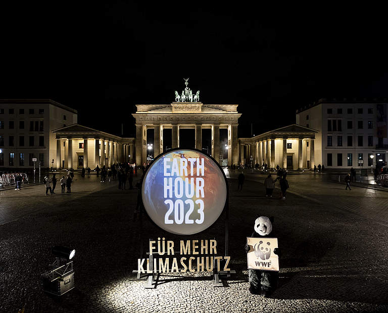 Earth Hour 2023 vor dem Brandenburger Tor © Jörg Farys / WWF